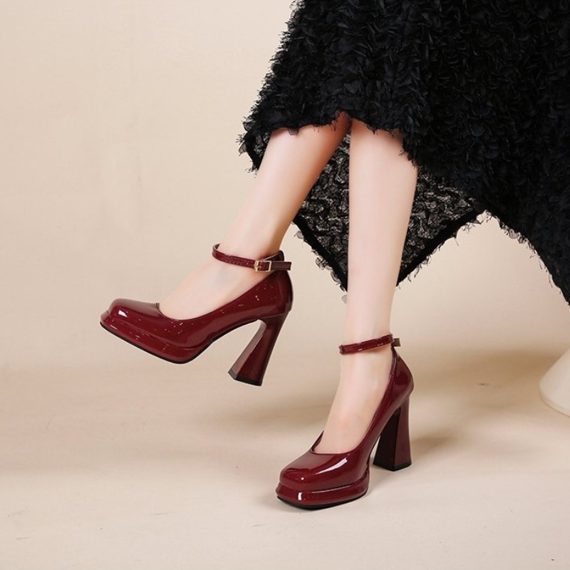Modne buty na wysokim obcasie. – Leather Classic Strap recenzja i cena