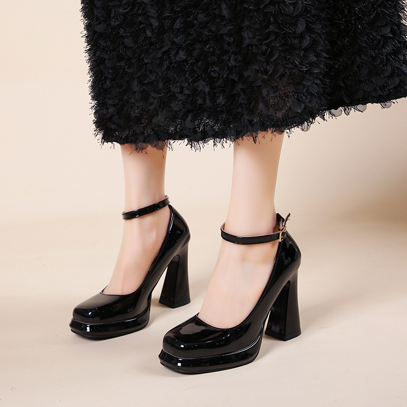 Modne buty na wysokim obcasie. – Leather Classic Strap recenzja i cena