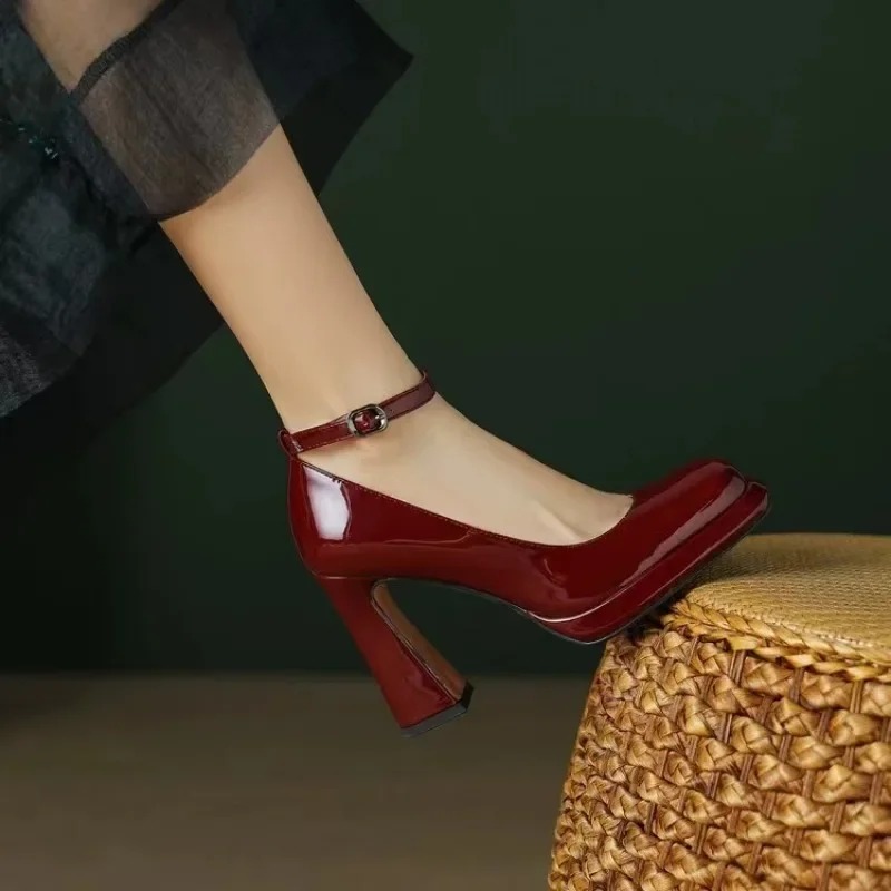 Modne buty na wysokim obcasie. – Leather Classic Strap recenzja i cena